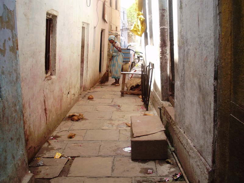 narrow streets in Varanasi