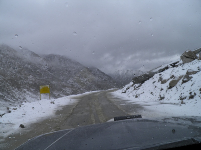 road to pangong lake