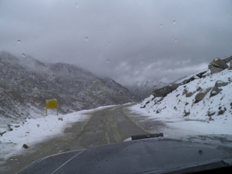 road to pangong lake