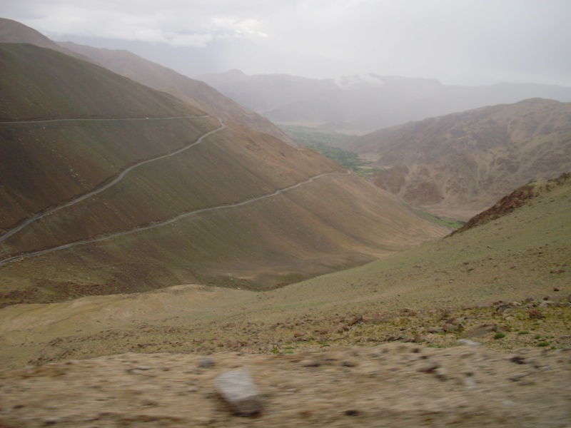 road to pangong lake