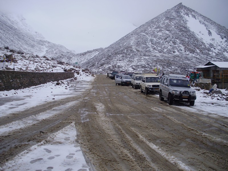 road to pangong lake