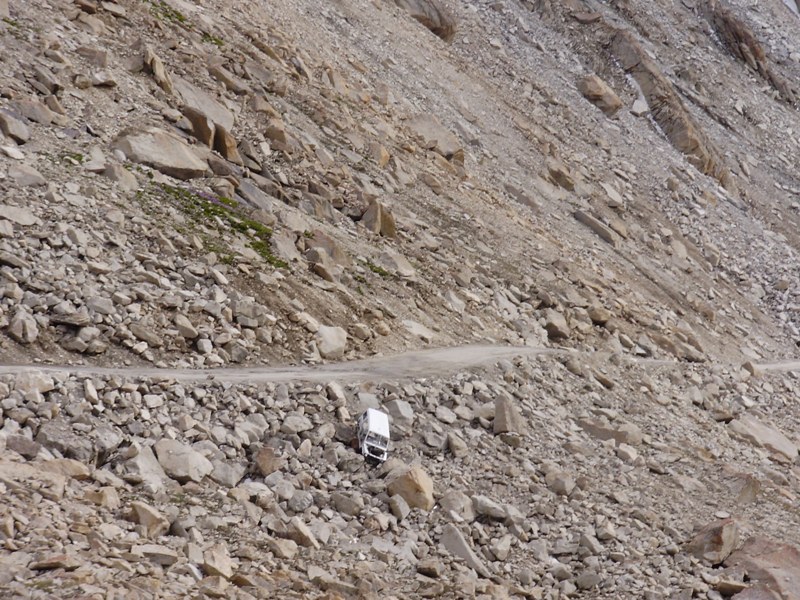 road to pangong lake