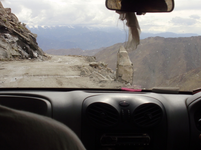 road to pangong lake